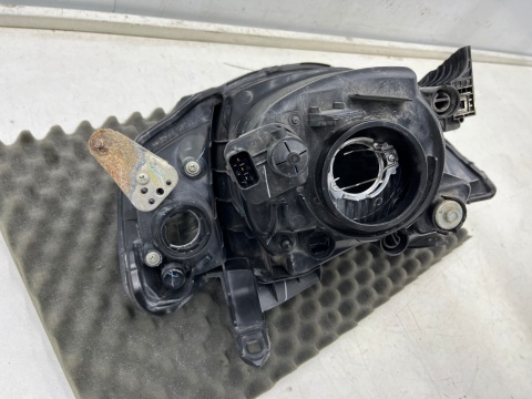 Lampa reflektor Mitsubishi L200 KA KB 05-10r. PRAWA przednia H4 oryginalna prawy przód EU 8301b462