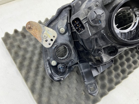 Lampa reflektor Mitsubishi L200 KA KB 05-10r. PRAWA przednia H4 oryginalna prawy przód EU 8301b462