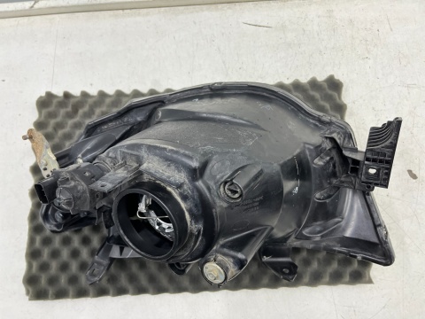 Lampa reflektor Mitsubishi L200 KA KB 05-10r. PRAWA przednia H4 oryginalna prawy przód EU 8301b462