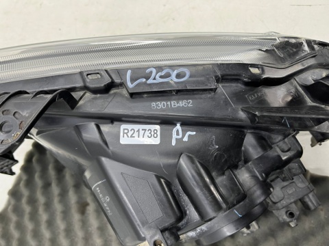 Lampa reflektor Mitsubishi L200 KA KB 05-10r. PRAWA przednia H4 oryginalna prawy przód EU 8301b462