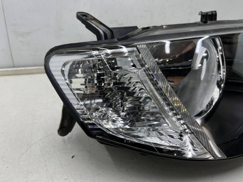 Lampa reflektor Mitsubishi L200 KA KB 05-10r. PRAWA przednia H4 oryginalna prawy przód EU 8301b462