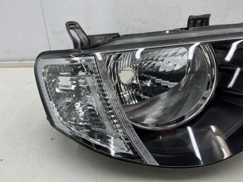 Lampa reflektor Mitsubishi L200 KA KB 05-10r. PRAWA przednia H4 oryginalna prawy przód EU 8301b462