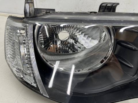 Lampa reflektor Mitsubishi L200 KA KB 05-10r. PRAWA przednia H4 oryginalna prawy przód EU 8301b462