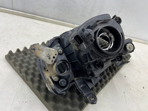 Lampa reflektor Mitsubishi L200 KA KB 05-10r. PRAWA przednia H4 oryginalna prawy przód EU 8301b462