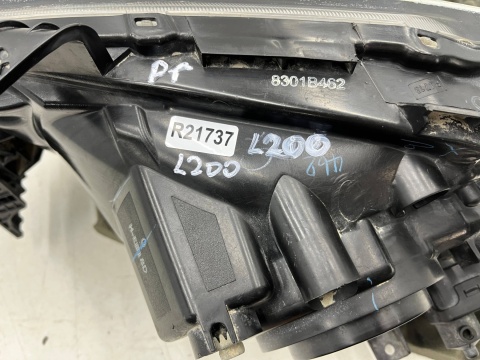 Lampa reflektor Mitsubishi L200 KA KB 05-10r. PRAWA przednia H4 oryginalna prawy przód EU 8301b462