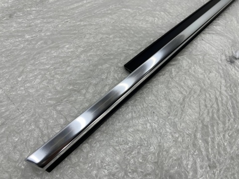 Listwa Audi Q5 I 8R 08-16r. NOWA lewa tylna listwa zgarniająca uszczelka zewnętrzna szyby drzwi CHROM lewy tył 8r0853763f