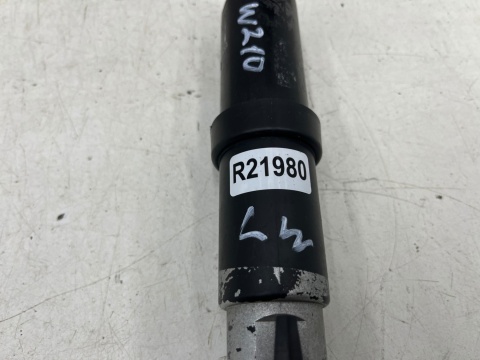 Dysza spryskiwaczy Mercedes w210 95-99r. przedlift lewa dysza spryskiwacza reflektora lampy lewej 2108200312