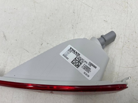 Lampa Volvo XC40 17r.- NOWA prawa tylna lampa przeciwmgielna w zderzak tylny oryginalna prawy tył 31656866