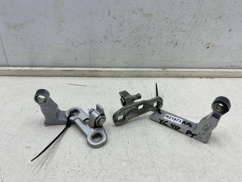 Zawias drzwi Volvo XC40 17r.- zawiasy prawych tylnych drzwi prawy tył góra dół komplet 31457096 31457100