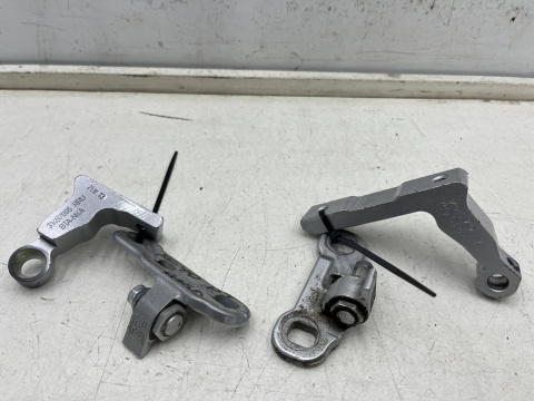 Zawias drzwi Volvo XC40 17r.- zawiasy prawych tylnych drzwi prawy tył góra dół komplet 31457096 31457100