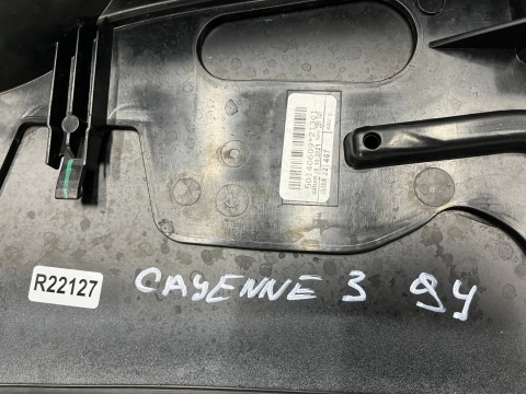 Spoiler Porsche Cayenne III 9y 17r.- kolor M9A lotka na dach klapy bagażnika 9y0827937