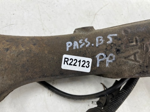 Zwrotnica VW Passat B5 Audi A6 C5 A4 B5 Superb 96-05r. piasta prawa przednia czujnik ABS prawy przód 8d0407258