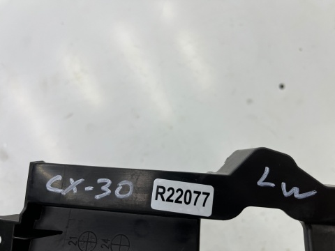 Osłona chłodnicy Mazda CX-30 CX30 19r.- LEWA nakładka zaślepka atrapy pasa przedniego dfr5-501v1