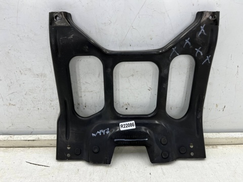 Pas przedni Mercedes Vito w447 14r.- środkowe mocowanie zamka maski lącznik belki zderzaka i pasa a4478801003