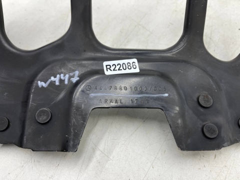 Pas przedni Mercedes Vito w447 14r.- środkowe mocowanie zamka maski lącznik belki zderzaka i pasa a4478801003