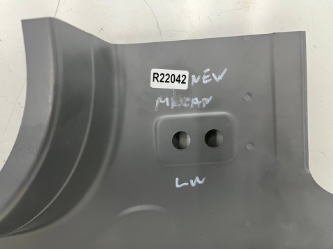 Poszycie Macan I 95b 14r.- LEWY przedni próg dolny słupek ćwiartka NOWE ORYGINALNE lewy środek