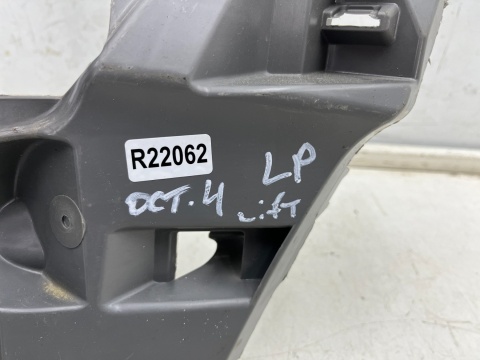 Ślizg Skoda Octavia IV 4 LIFT 24r.- LEWE przednie mocowanie atrapy zderzaka wspornik uchwyt lewy przód 5e3807055b