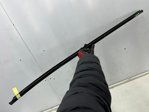 Listwa Skoda Enyaq iV 20r.- prawa tylna listwa zgarniająca uszczelka zewnętrzna szyby drzwi prawy tył