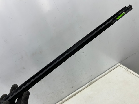 Listwa Skoda Enyaq iV 20r.- prawa tylna listwa zgarniająca uszczelka zewnętrzna szyby drzwi prawy tył