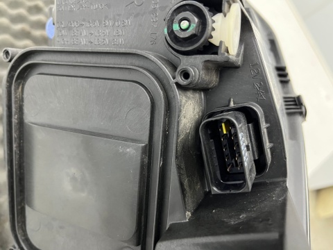 Lampa reflektor Peugeot 308 II T9 13-21r. PRAWA przednia FULL LED Europa prawy przód 9677832380