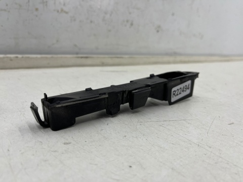 Ślizg BMW F07 13-17r. LIFT lewe mocowanie nakładki ozdobnej błotnika przedniego lewy przód 7336643