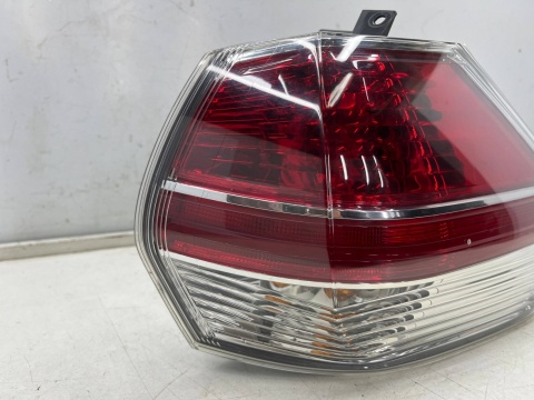 Lampa Nissan X-Trail III T32 Rogue 13-17r. Przedlift PRAWA tylna w błotnik oryginalna prawy tył EUROPA Koito 220-17939