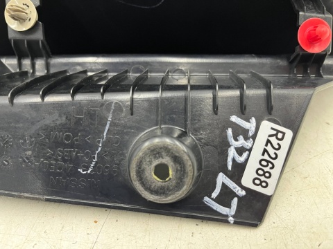 Listwa Nissan X-Trail III T32 Rogue 13-21r. lewa nakładka boczna bagażnika nad lampą maskownica karoseryjna 960334ce0a