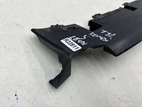 Ślizg Seat Leon III 5f KOMBI 12-16r. tylne środkowe GÓRNE mocowanie wspornik uchwyt zderzaka 5f9807511