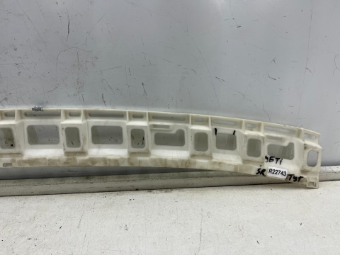 Ślizg Skoda Yeti 09-17r. tylny środkowy wspornik mocowanie zderzaka wzmocnienie 5l6807385