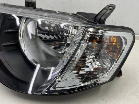 Lampa reflektor Mitsubishi L200 KA KB 05-10r. LEWA przednia H4 oryginalna lewy przód EU 8301b461