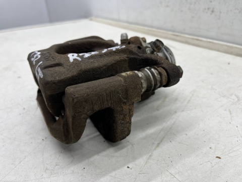 Zacisk hamulcowy Nissan X-Trail III T32 Rogue 13-21r. lewy tylny jarzmo lewy tył elektryczny ręczny