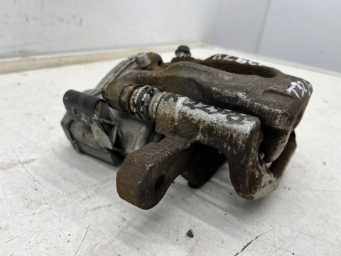 Zacisk hamulcowy Nissan X-Trail III T32 Rogue 13-21r. lewy tylny jarzmo lewy tył elektryczny ręczny