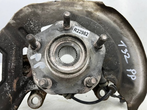 Zwrotnica Nissan X-Trail III T32 Rogue 13-21r. DIESEL piasta prawa przednia czujnik ABS prawy przód