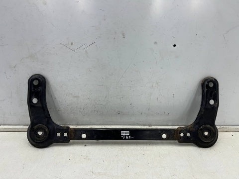 Belka silnika Nissan X-Trail III T32 Rogue 13-21r. mocowanie wzmocnienie łacznik wózka z karoserią