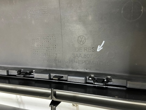Zderzak przedni VW Passat B7 10-14r. przód 4XPDC spryski 3AA807221