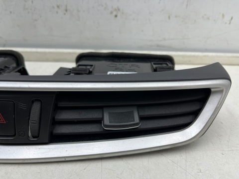 Kratka nawiewu Nissan X-Trail III T32 Rogue 13-21r. środkowa nadmuchu deski wnętrza