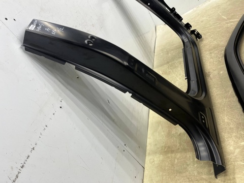 Poszycie Lamborghini Urus 18r.- prawy próg słupek A B środkowy ćwiartka rama drzwi reperaturka NOWA oryginalna 4ml810102