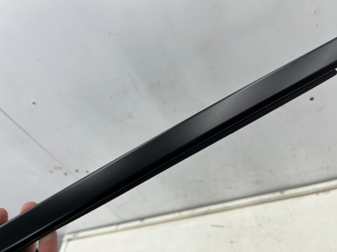 Listwa Porsche Macan I 95b 14r.- czarny mat prawa tylna listwa zgarniająca uszczelka zewnętrzna drzwi prawy tył 95b839478