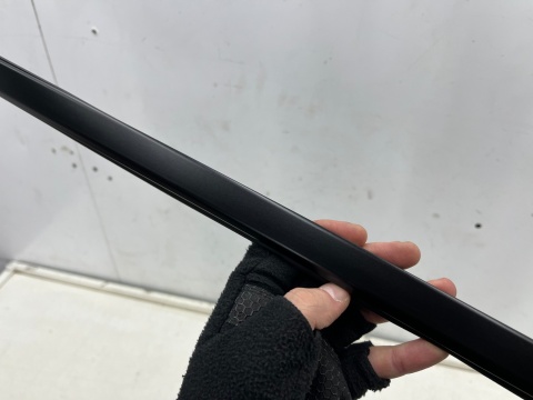 Listwa Porsche Macan I 95b 14r.- czarny mat prawa tylna listwa zgarniająca uszczelka zewnętrzna drzwi prawy tył 95b839478