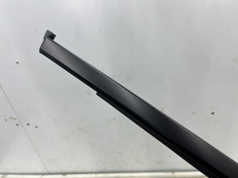 Listwa Porsche Macan I 95b 14r.- czarny mat prawa tylna listwa zgarniająca uszczelka zewnętrzna drzwi prawy tył 95b839478