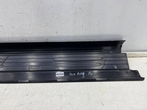 Nakładka progu Mercedes SLK R171 04-11r. prawa wewnętrzna listwa progowa 1716800235