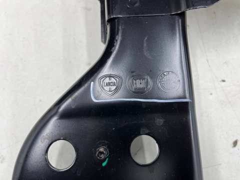 Pas przedni Fiat 500E 2 II 20r.- wzmocnienie ramka chłodnic oryginalny