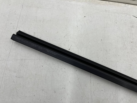 Uszczelka Porsche 911 Carrera 996 Boxster 986 97-06r. lewa przednia listwa zgarniająca wewnętrzna szyby drzwi lewy przód