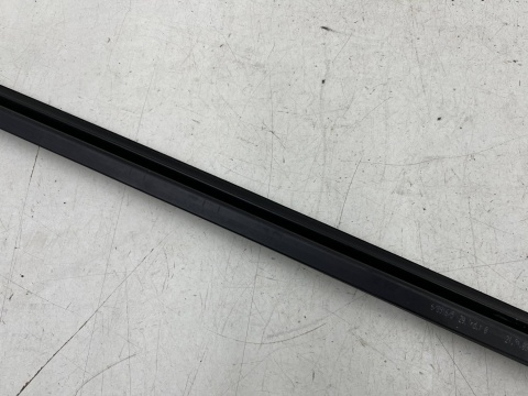 Uszczelka Porsche 911 Carrera 996 Boxster 986 97-06r. lewa przednia listwa zgarniająca wewnętrzna szyby drzwi lewy przód