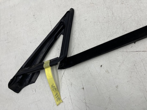 Uszczelka Porsche 911 Carrera 996 Boxster 986 97-06r. lewa przednia listwa zgarniająca wewnętrzna szyby drzwi lewy przód