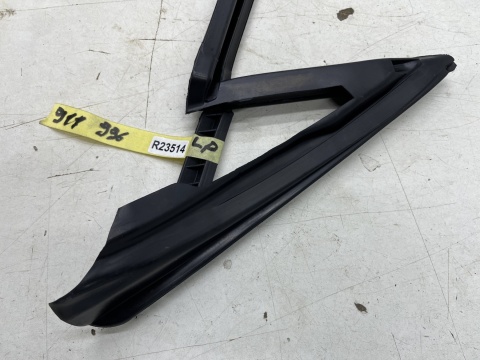 Uszczelka Porsche 911 Carrera 996 Boxster 986 97-06r. lewa przednia listwa zgarniająca wewnętrzna szyby drzwi lewy przód