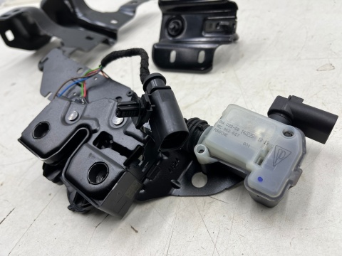 Zamek maski Porsche Macan II 95c 24r.- rygiel mocowanie podstawa zamka maski łącznik pasa komplet