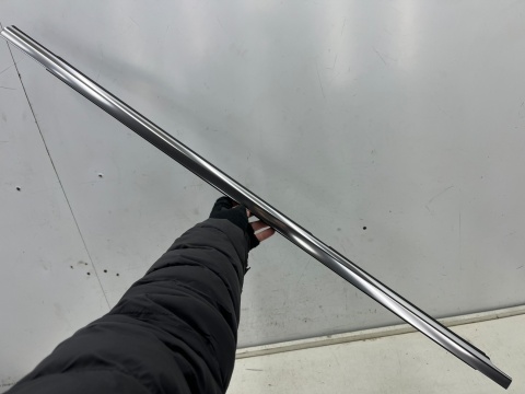 Listwa Mercedes w213 Sedan E-klasa 16-23r. NOWA lewa tylna listwa zgarniająca uszczelka zewnętrzna szyby drzwi lewy tył