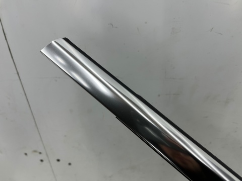 Listwa Mercedes w213 Sedan E-klasa 16-23r. NOWA lewa tylna listwa zgarniająca uszczelka zewnętrzna szyby drzwi lewy tył