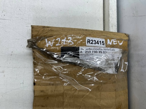 Listwa Mercedes w213 Sedan E-klasa 16-23r. NOWA lewa tylna listwa zgarniająca uszczelka zewnętrzna szyby drzwi lewy tył